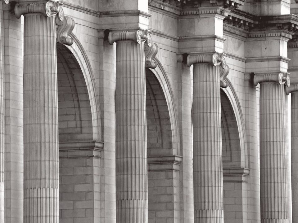 Columnata clásica en el duotono institucional de FIDAL