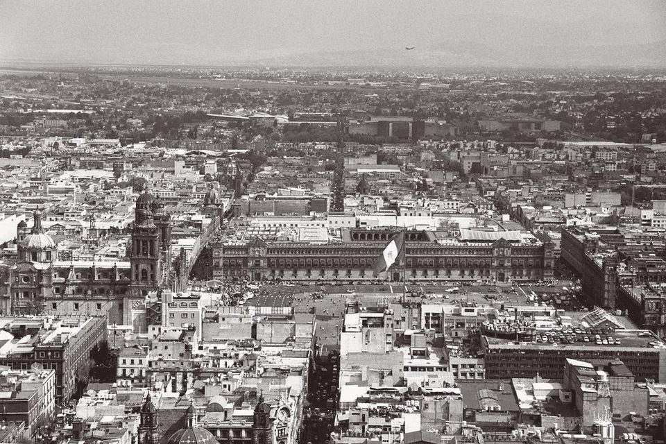 Vista aérea del Zócalo de la Ciudad de México en el duotono institucional